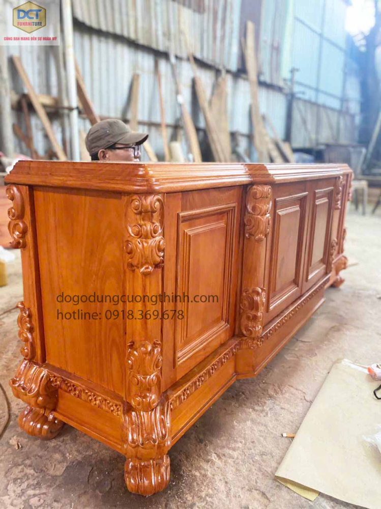 Mẫu tủ kệ tivi cổ điển gỗ gõ đỏ TV38 chất lượng